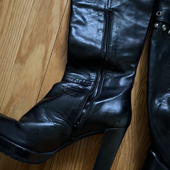 Stuart Weitzman - Picture 4 of 6